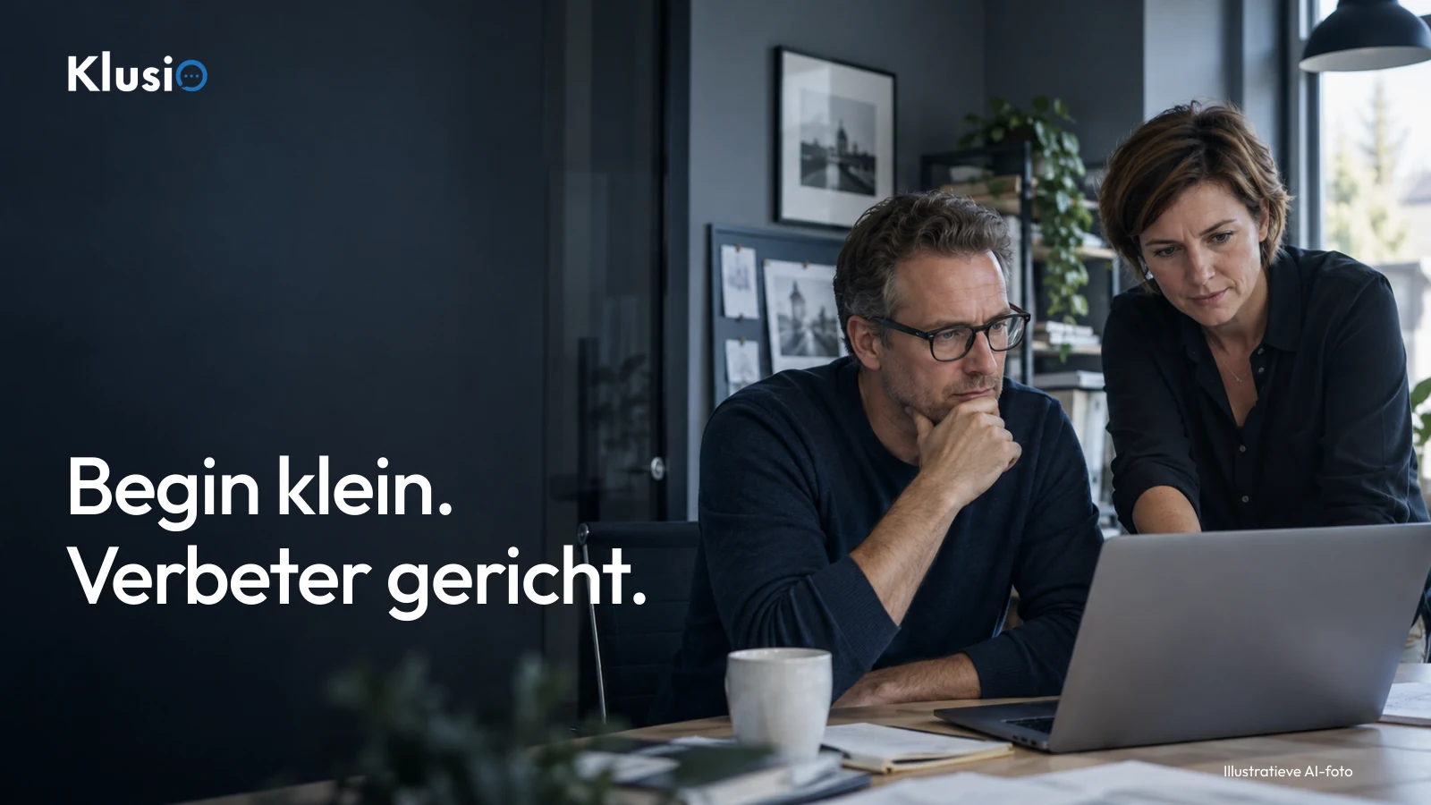 Klusio-omslag over beginnen met SEO met een illustratieve AI-foto van twee ondernemers die samen een laptop bekijken.