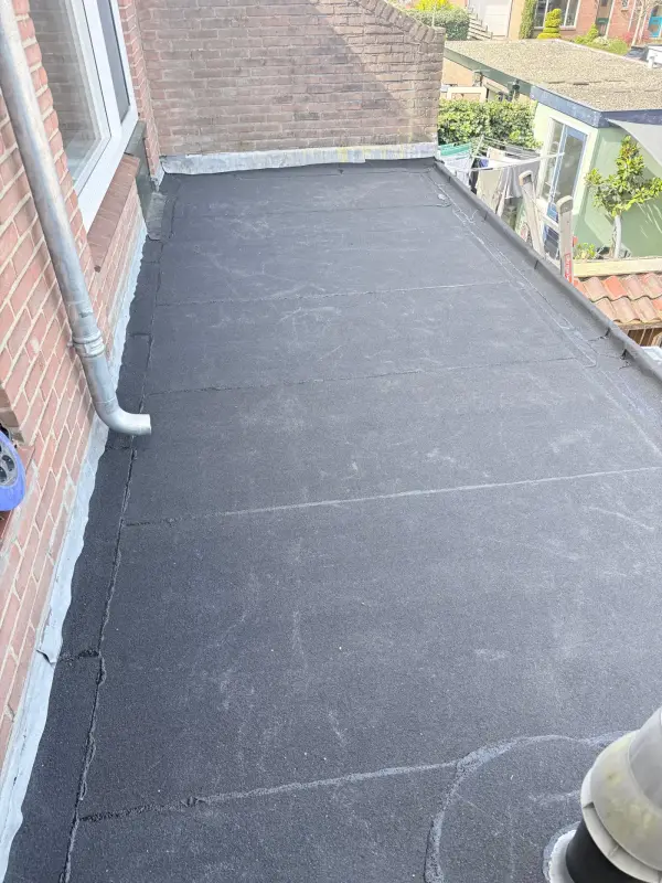 Het platte dak na de renovatie door MJB, met nieuwe waterdichte dakbedekking