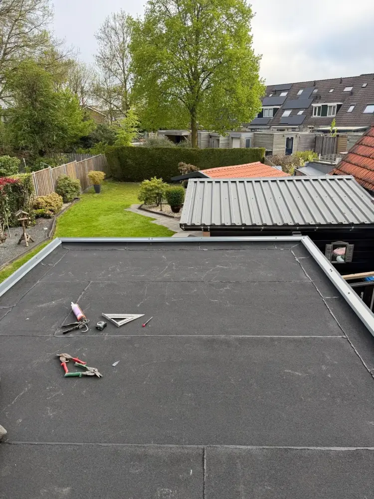 Een plat dak met nieuwe bitumen dakbedekking in Apeldoorn, werk van MJB dakservice